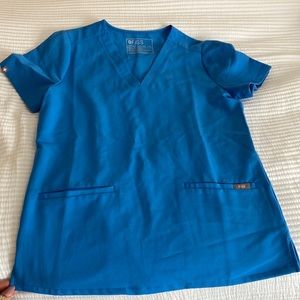 FIGS Capri Blue Casma™ - Three-Pocket Scrub Top - XS / Capri Blue